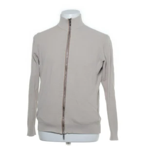 Massimo Dutti Full Zip - Tjena! Säljer min snygga Massimo Dutti Zip. Storlek M. Denna tröja passar till alla typer av outfits och är grymt stilig. Hör av er vid det minsta! 