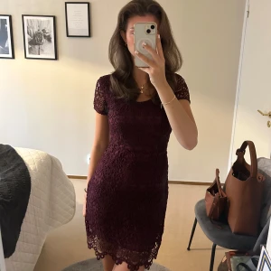 Vinröd klänning  - Storlek S, använt fåtal gånger, från Hollister