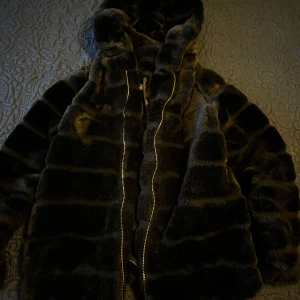 Jacka - Jacka i storlek Xs köpt från Madlady. Använt några gånger men kommer inte till användning längre. (Köpt för några år sedan) Passar perfekt till hösten. 
