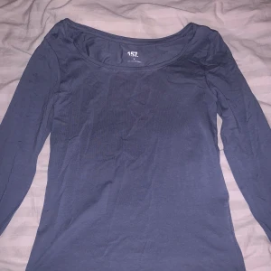 Mörkblå långärmad topp  - Säljer en mörkblå långärmad topp från Lager 157 i storlek M. Perfekt för både vardag och lite kyligare dagar. Toppen har en enkel och stilren design. !!(Ser fläckig ut på bilden, men är absolut inte)!! Aldrig använd!