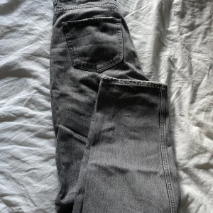 Gråa jeans - Gråa straight leg jeans från Gina Tricot. Använda men inga defekter!