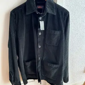 Säljer en helt ny Heaton Corduroy Shirt Jacket Olive från Morris. Kan gå ned i pris vid snabb affär!