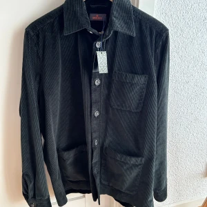 Manchester overshirt - Säljer en helt ny Heaton Corduroy Shirt Jacket Olive från Morris. Kan gå ned i pris vid snabb affär!
