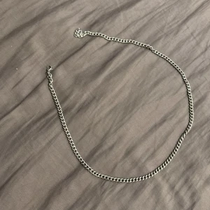 silver kedja nypris 999kr - väldigt bra skick