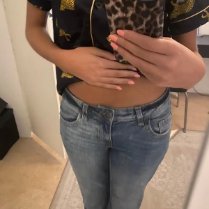 Lågmidjade jeans - Jätte snygga jeans som är low waist och bootcut med fickor Ivan💗