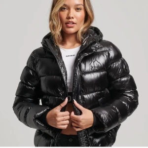 Superdry jacka - Superfin jacka perfekt nu till vintern. Knappt använd och i jättebra skick🥰 säljer pågrund av att den tyvärr är för stor för mig.   Skriv vid frågor och pris kan absolut diskuteras💗