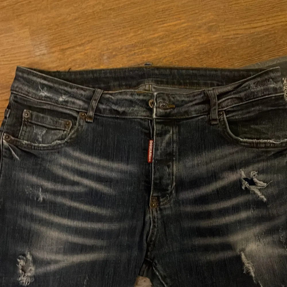 Dsquared jeans i storllek 28/30 i bra skick inga skador . Jeans & Byxor.