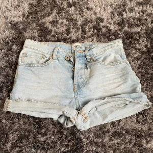 Shorts - Säljer ett par ljusblåa jeans shorts ifrån lager 157. Dom är i storleken xs. Perfekt till sommaren. Ok skick kan finnas nån skavank. 