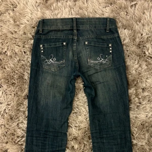 Jeans - Hej! säljer mina fina jeans, dom är väldigt försiktigt använda och ser bra ut och är i bra skick 💗de är köpta för 1000kr förra sommaren. 💗