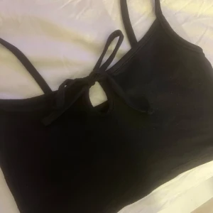 Linne - Ett kroppat linne med snörning där framme