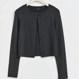 Kofta Gina  - Säljer denna slutsålda koftan ifrån gina, den är helt ny har använt den endast 1 gång💕 skriv vid frågor, pris går att diskutera💕