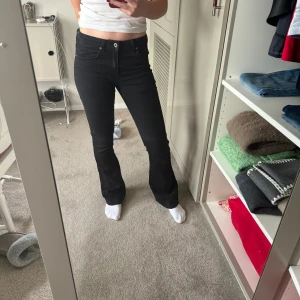 Lågmidjade bootcut jeans - Ett par svarta, lågmidjade, bootcut jeans från Grunt. Är använda några gånger men jättebra skick💕💕
