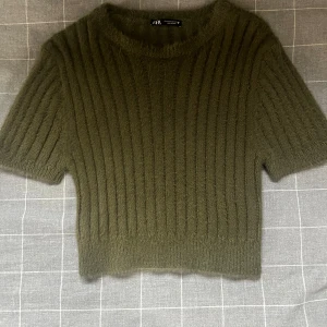 Zara Topp - Super snygg och perfekt stickad topp till vardagen!! Använd bara en gång, och säljer pågrund av den är för liten❤️🥰 Kom privat för flera frågor💛 