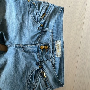 Lågmidjade jeans - Snygga ljusblåa lågmidjade jeans! Fina fickor både fram och bak😍 Skriv om du har frågor och kom gärna med prisförslag!