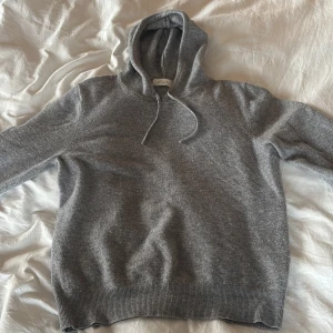 Sayless hoodie grå - Sayless hoodie i grå. Storlek M, Helt ny aldrig knappas används, passar lite mindre så S. Köptes för 899kr. Mitt pris = 699 kr. Lägre pris vid snabb affär