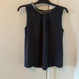 Blus  - Chiffong blus i mörkgrått med nitar på kragen