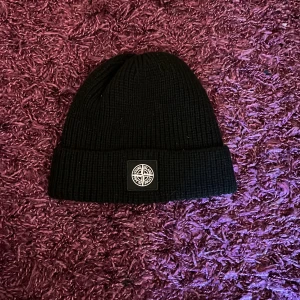 Stone island mössa - Svart Stone island mössa. (går att skanna qr). Äldre modell. Pris går såklart att diskutera. Säg till vid frågor.🤝🏼
