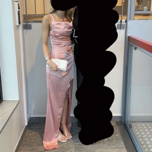 Balklänning  - Säljer min rosa balklänning i storlek Xs, använd en gång och är i väldigt bra skick