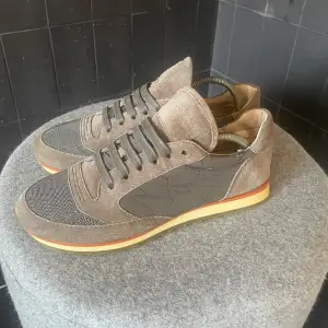 Schyssta Brunello trainers i gott skick. Storlek 39 kan passa 40 också. Ni som vet Brunello vet också vilken standard dem håller. Nypris ca 9000kr, vid frågor eller funderingar är det bara att höra av sig! Allt gott.