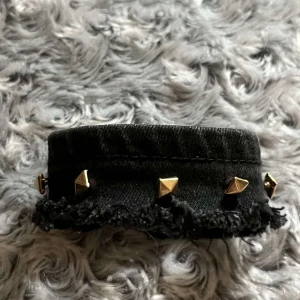 Back to basic ✨ - Handgjort jeansarmband i återvunnet material med guldiga nitar✨😍