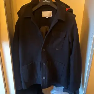 Tjena! Säljer nu min favorit jacka genom tiderna. Det är en riktigt snygg Overshirt som har använts en hel del. De finns inga defekter på den. Nypris ca 2000kr men kommer nu att säljas för 599kr. Den som köper kan jag lova ej kommer ångra sig! Mvh