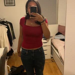 Röd topp  - Rädd topp från shein som inte kom t användning väldigt fin till vardag och fest men inte min färg 