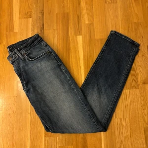Jack & Jones jeans  - Säljer dessa feta jeans från Jack & Jones. Jeansen är i bra skick och har inga defekter.