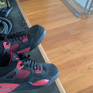 Jordan 4 - Köpte dem för 3500 och bara använts 2 gånger, kan göra rent sulan och insidan och utsidan innan frakten 