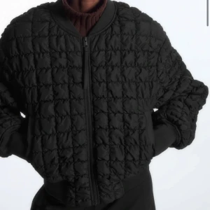 COS jacka  - Säljer dena fina och varma höst/vinter jacka! Köpt för 1950kr och passar mig som har storlek XS/S ! ☺️Den är väldigt bra skick, kom privat för fler bilder.