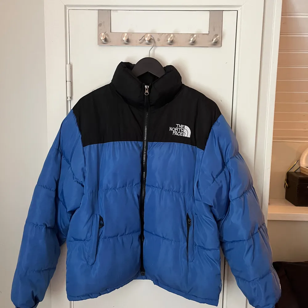 TNF Puffer 700 Köpt i butik  (kvitto saknas) Storlek: M Skick: 7/10 (använt) . Jackor.