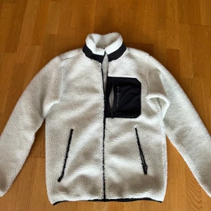 Sail Racing pilejacka - Jätte fin jacka, näst intill oanvänd. Nypris 1800kr. Strolek M