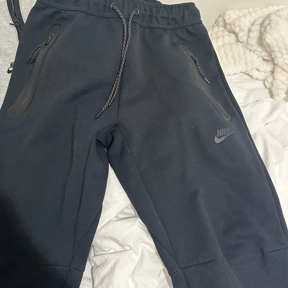 Helt perfekta Nike tech fleece byxor av färgen svart. Använd ett par gånger men lika fräsch som ny.  . Jeans & Byxor.