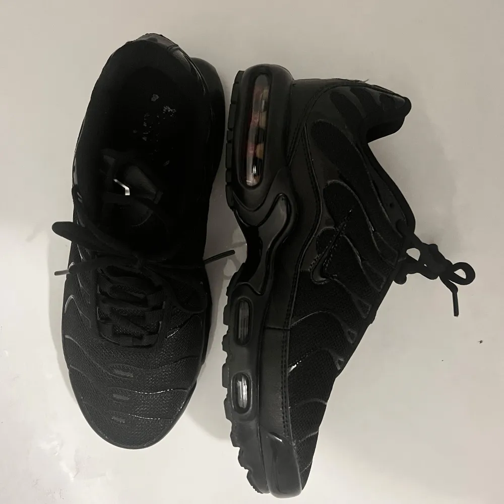 Nästan helt nya Nike airmax plus Använda 2-3 gånger ( Ny skick ) Storlek 43 men tyvär lite för taighta för mig därför säljer jag dem   . Skor.