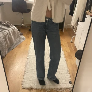 Blå low waist jeans💙 - Säljer dessa så snygga jeans i ett jättebra sick. 🤩🥰❤️ 