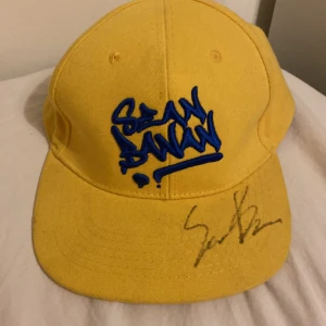 Signerad sean banan keps - Signerad av sean banan. Kepsen gick och köpa på en konsert som jag har på för ungefär 6år sen. Gammal men är i bra skick. Hade bara på mig den under konserten😂. Vill ha den såld bara