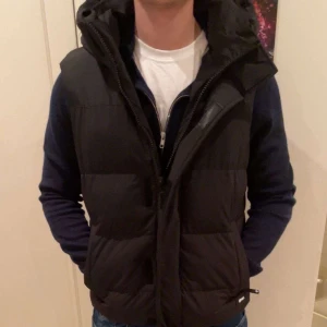 Väst  - Fet väst med luva perfekt för höst och vintern 🍂❄️ Bra skick 9/10