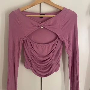 Lila/rosa långärmad tröja med utskärning💜  - Fin tröja från SHEIN, med utskärning ovanför brösten (tröjan på modellen finns på sista bilden). Den är i storlek S och är super fin, materialet är skönt och stretchigt.