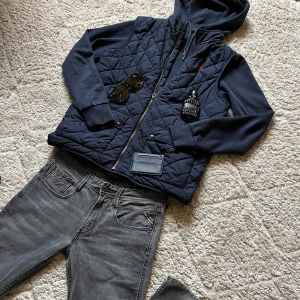 Ralph lauren väst  - Säljer nu min sköna och klassiska Ralph Lauren väst som passar perfekt för vår, höst och varma vinterdagar! Västen är sparsamt använd och har inga defekter alls. Storleken är XL i barn-storlek vilket motsvara M/S i herr storlek.Skick:9/10