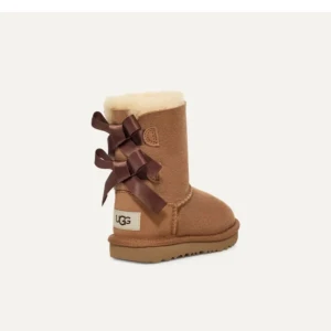 Uggs - Okej skick, storlek står på skorna. Orginal pris 2100kr för dem mindre och 1800kr för dem lite störe. Sammanlagt 6000kr säljer styck