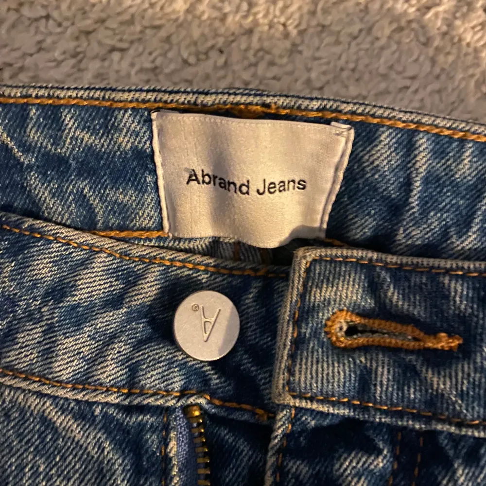 Jättesnygga jeans från ABRAND i storlek 26💗Nypris 799 kr. Jeans & Byxor.