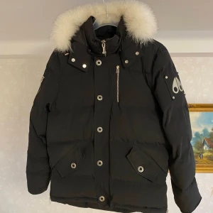 Moose Knuckles Jacka - Nyskick och fantastiskt fin, säljer eftersom den är aningen för liten för mig och inte kommit till användning tillräckligt ofta. Otroligt bra kvalitet och passform ✨  Kan gå ner i pris vid snabb affär eftersom jackan bara tar upp plats i garderoben 💌