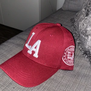 La keps - Aldrig använd snygg keps. Den är fin kvalite.