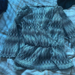 Blus - Blus från Bikbok i storlek S, väldigt bra skick✨
