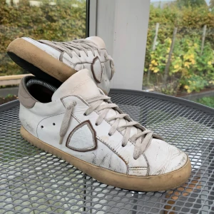 Philippe model  - Säljer dessa feta Philippe model skorna // 5,5/10 skick med några defekter // storlek 39 // kontakta vid frågor eller andra funderingar!