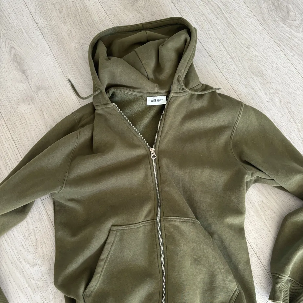 Olivgrön weekday zip-hoodie storlek xs( är stor i storlek passar S) Säljs för 150kr. Hoodies.