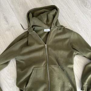 Olivgrön weekday zip-hoodie storlek xs( är stor i storlek passar S) Säljs för 150kr