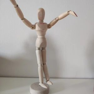 Trä docka  - Hej! Säljer en trä docka som man kan använda vid konstnärliga behov <3 Dm för frågor 