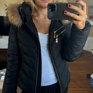 Holliesjacka - Använd några gånger för ett par år sedan, bra skick! Finns inga defekter alls. Jag är 166cm lång ❤️ skriv för fler bilder