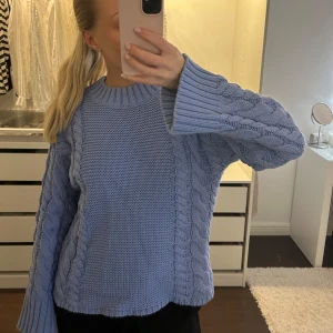 Ljus blå kabel stickad tröja Gina Tricot  - Använd några gånger men i bra skick 