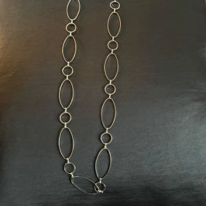 Långt halsband  - Silverpläterat halsband med ringar i olika storlekar.